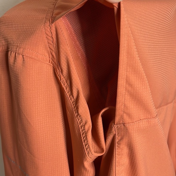 Columbia coral button up women’s top. Velcro breast pockets. Size tag removed - Picture 9 of 11